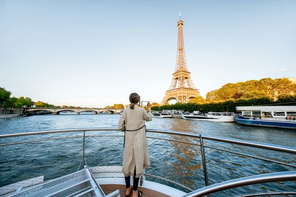 Contemplez la Tour Eiffel avec les bateaux parisiens.