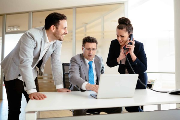 Assistance immédiate avec agence commerciale